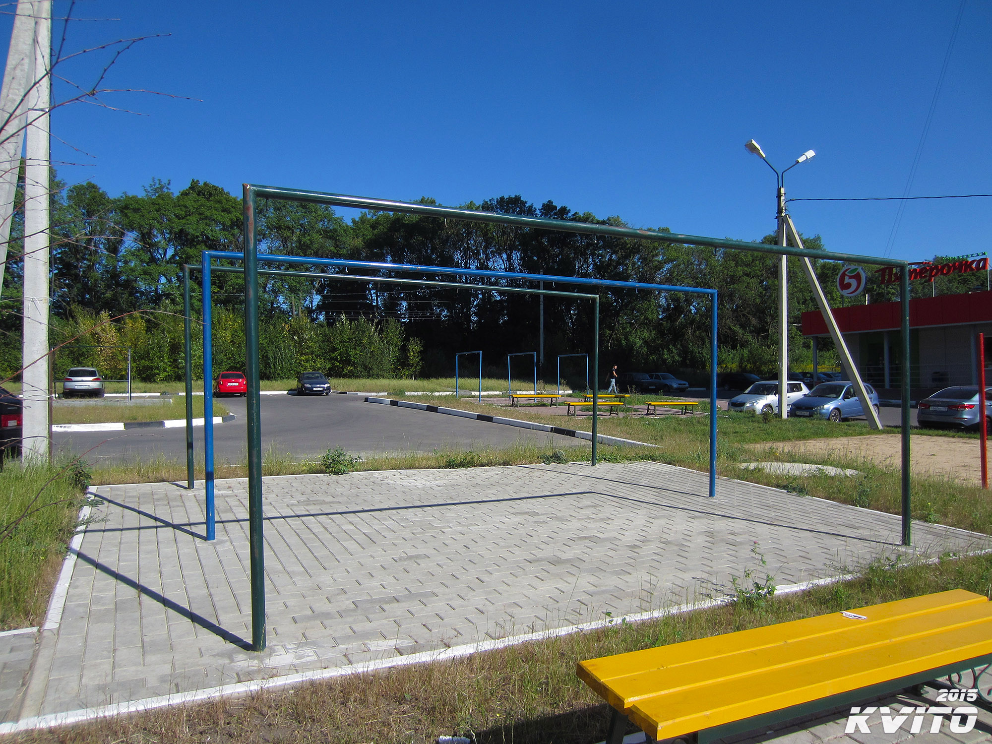 сушилка для белья во дворе многоквартирного дома. сушилка для белья на дворовой территории. площадка сушки белья. хозяйственная площадка. стойки для сушки белья.