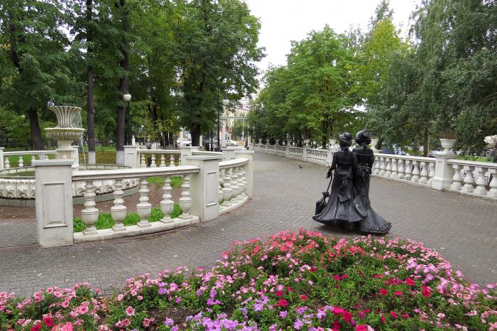 Александровский тюмень. Александровский сад Тюмень. Александровский загородный сад Тюмень. Александровский сад Тюмень фонтан. Памятник ковру Александровский сад Тюмень.