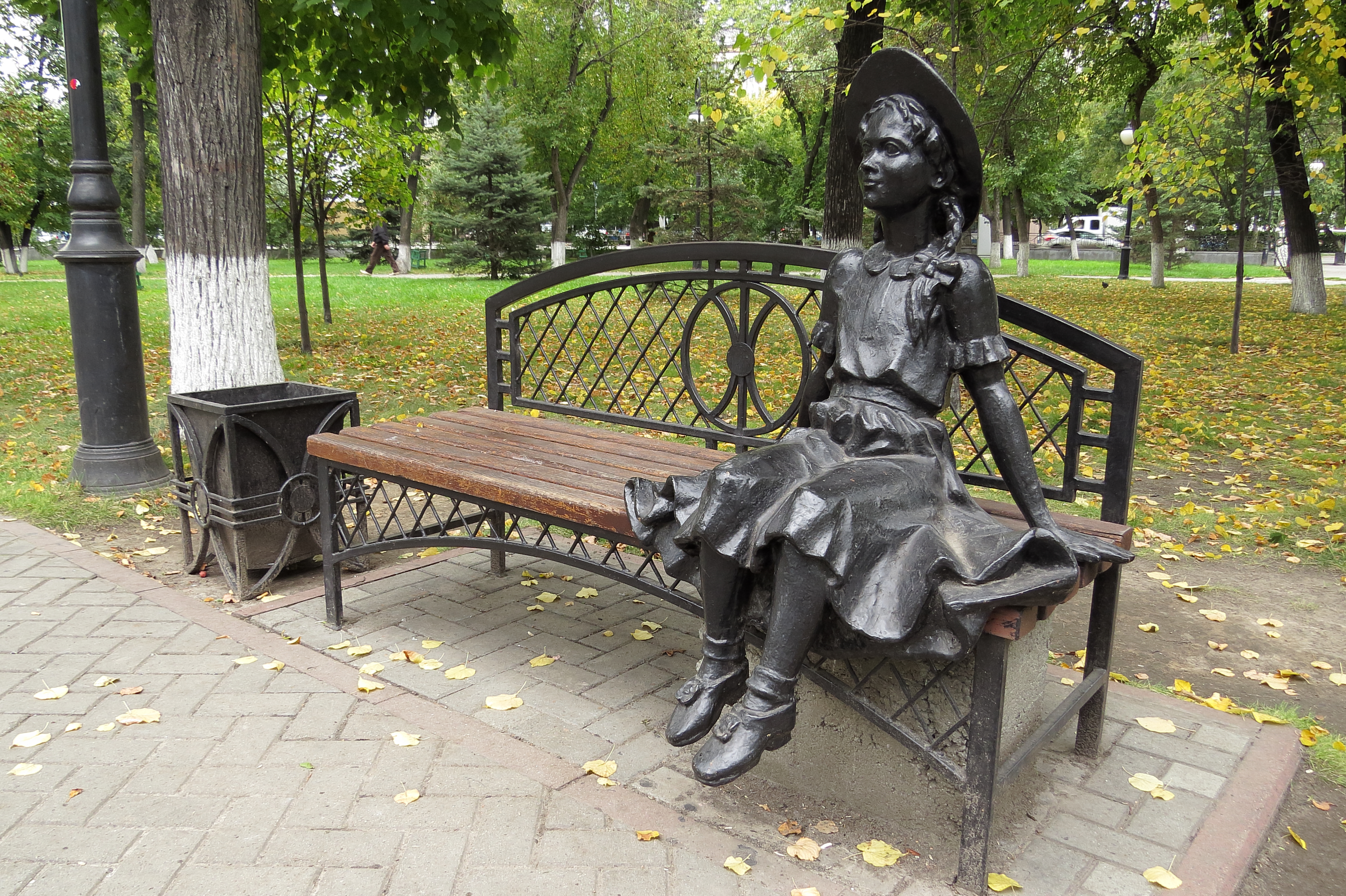 Девочка на скамейке Александровский сад Тюмень