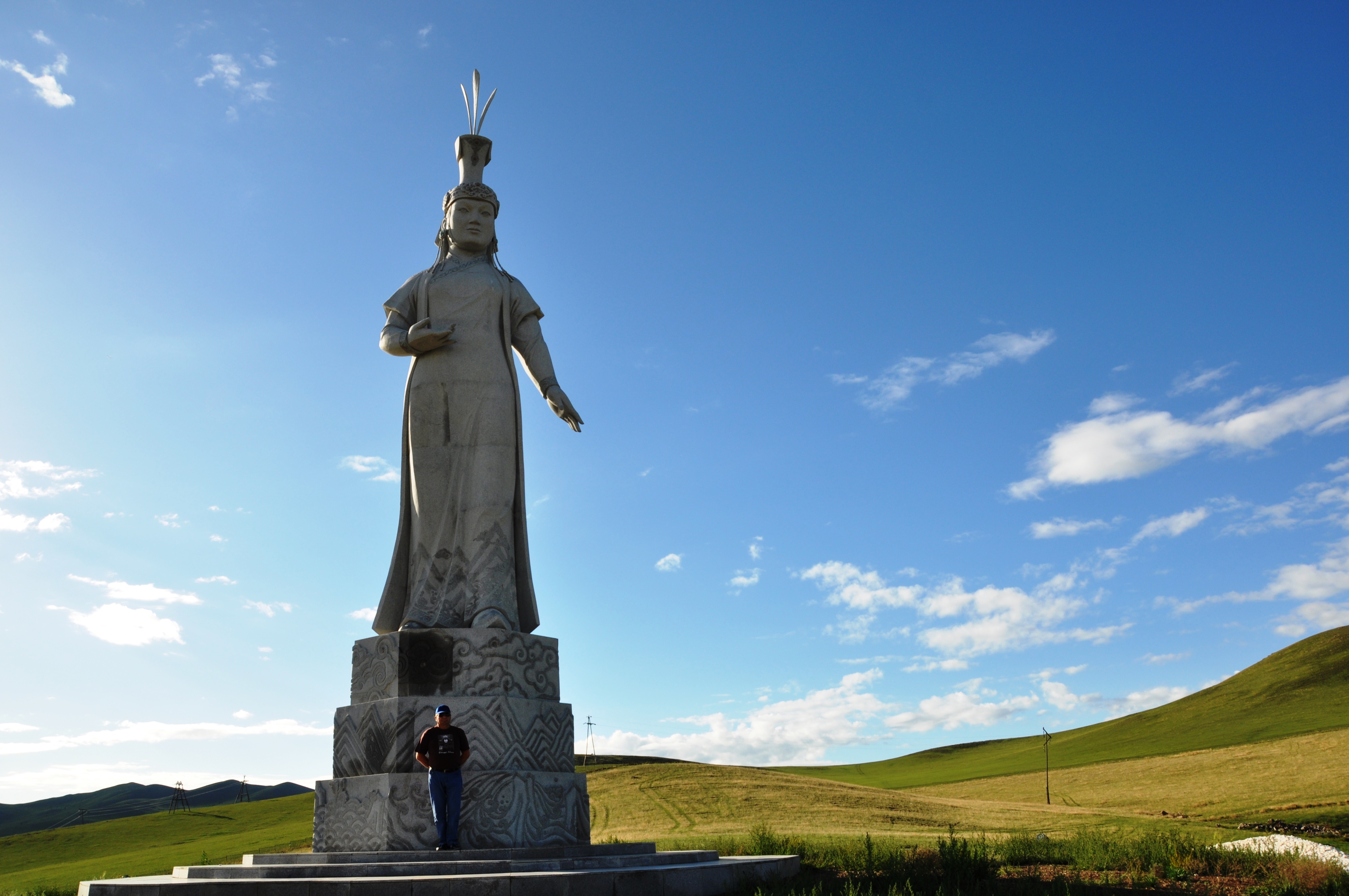 Гор мать. Памятник Оэлун в Монголии. Оэлун мать Чингисхана. Статуя матери Тэмучина Оэлун. Статуя Чингисхана в Монголии.