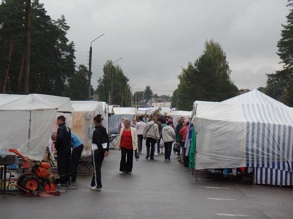 Погода в юхнове на месяц. Рынок в Юхнове Калужской области. Город Юхнов Калужская область рынок. Субботний рынок в Юхнове. Юхнов продуктовый рынок.