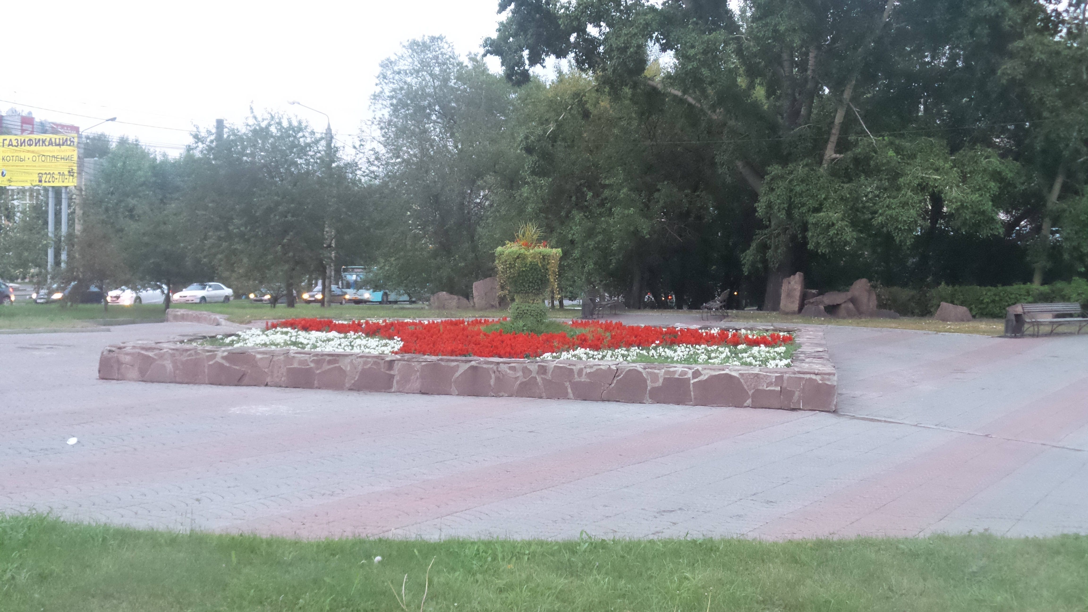 Площадь комсомола. Комсомольская площадь Красноярск. Красноярск Комсомольская площадь парк Победы. Остановка Комсомольская площадь Красноярск.