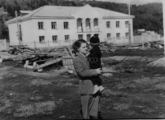 Бисертская метеостанция горнозаводск. Г.Горнозаводск Сахалинская область ул кирпичная. Школа Горнозаводск Сахалинская область. Общежитие Горнозаводск Невельский район. Горнозаводск ул мира 30.