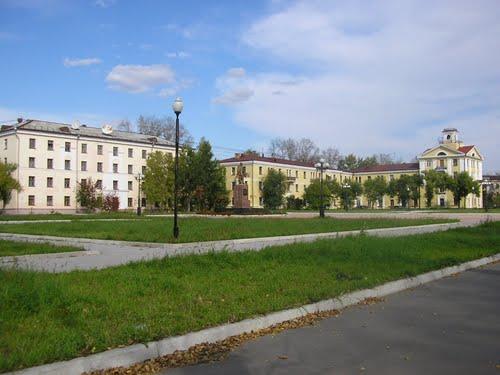 Поселок горького. Площадь имени Горького Хабаровск. Памятник Горькому в Хабаровске. Завод пос. Горького.