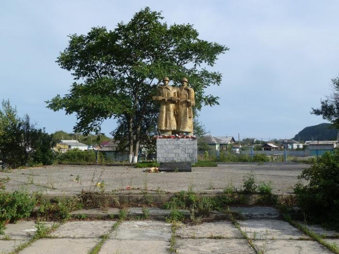 Погода моряк рыболов приморский край. Поселок моряк рыболов Приморский край. Пос моряк рыболов Приморский край Ольгинский район. Памятники камень рыболова. Приморский край бухта Пфусунг Ольгинский район.