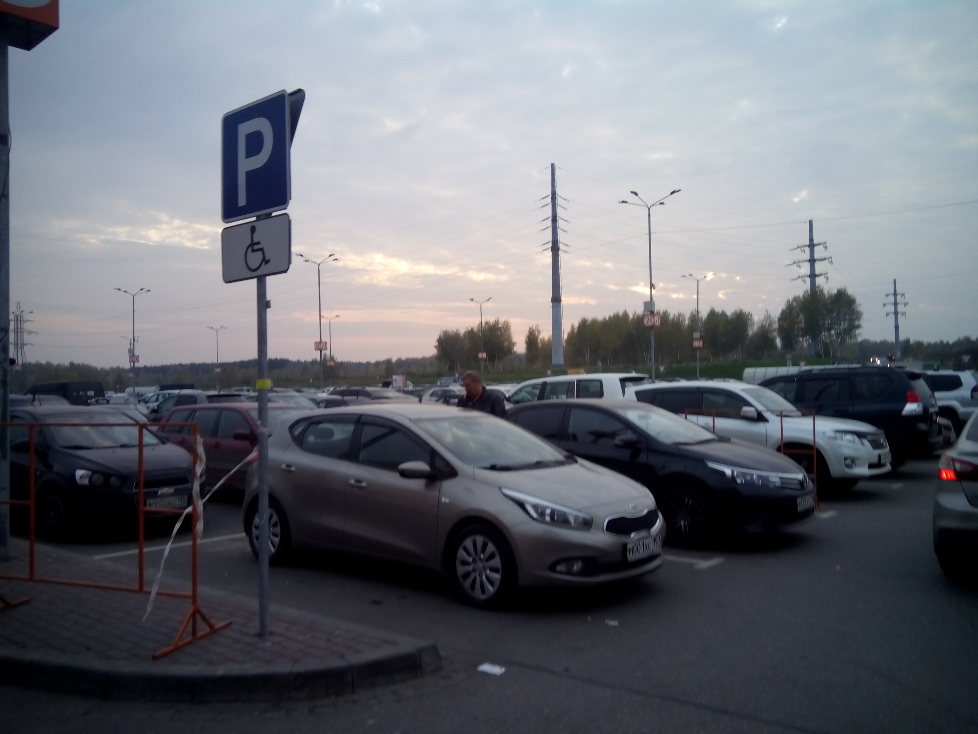 Парк ли парковка. Парковка гипермаркета. Глобус парковка. Паркинг в глобусе. Глобус парковка Калуга.