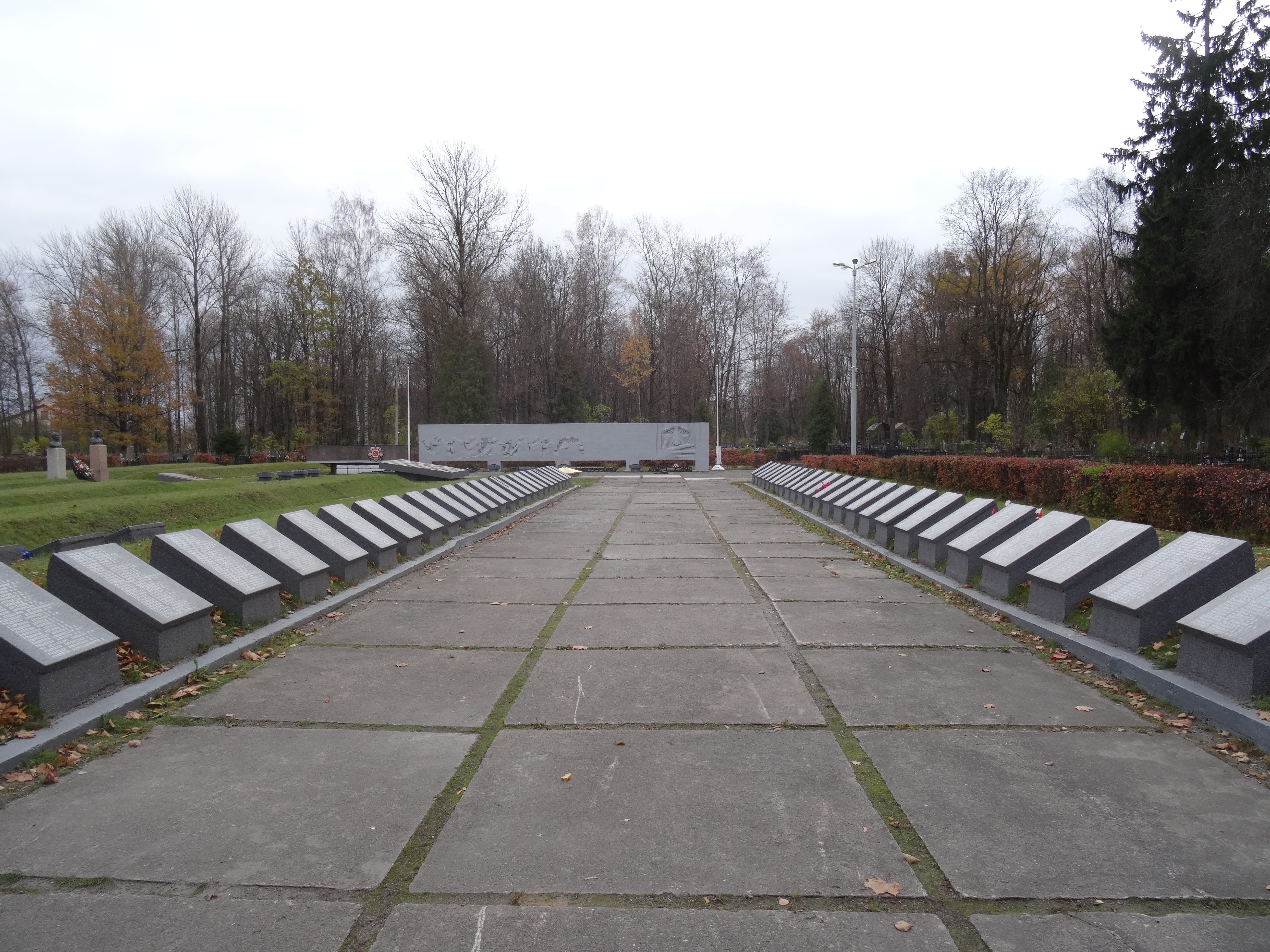 Гатчина доска. Гатчина мемориал воинской славы. Мемориал на Солодухина Гатчина. Военные памятники Гатчина.