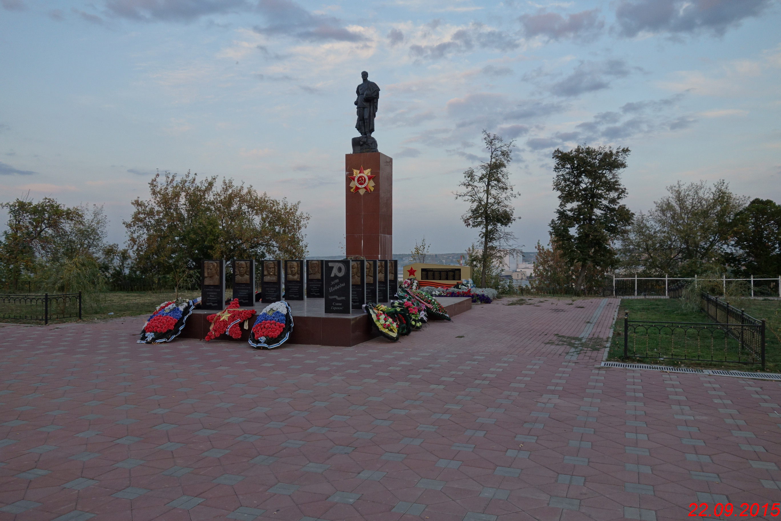 Г лебедянь. Памятники Великой Отечественной войне в Лебедяни. Площадь Ленина Лебедянь. Лебедянь площадь города. Памятник Ленину Лебедянь.