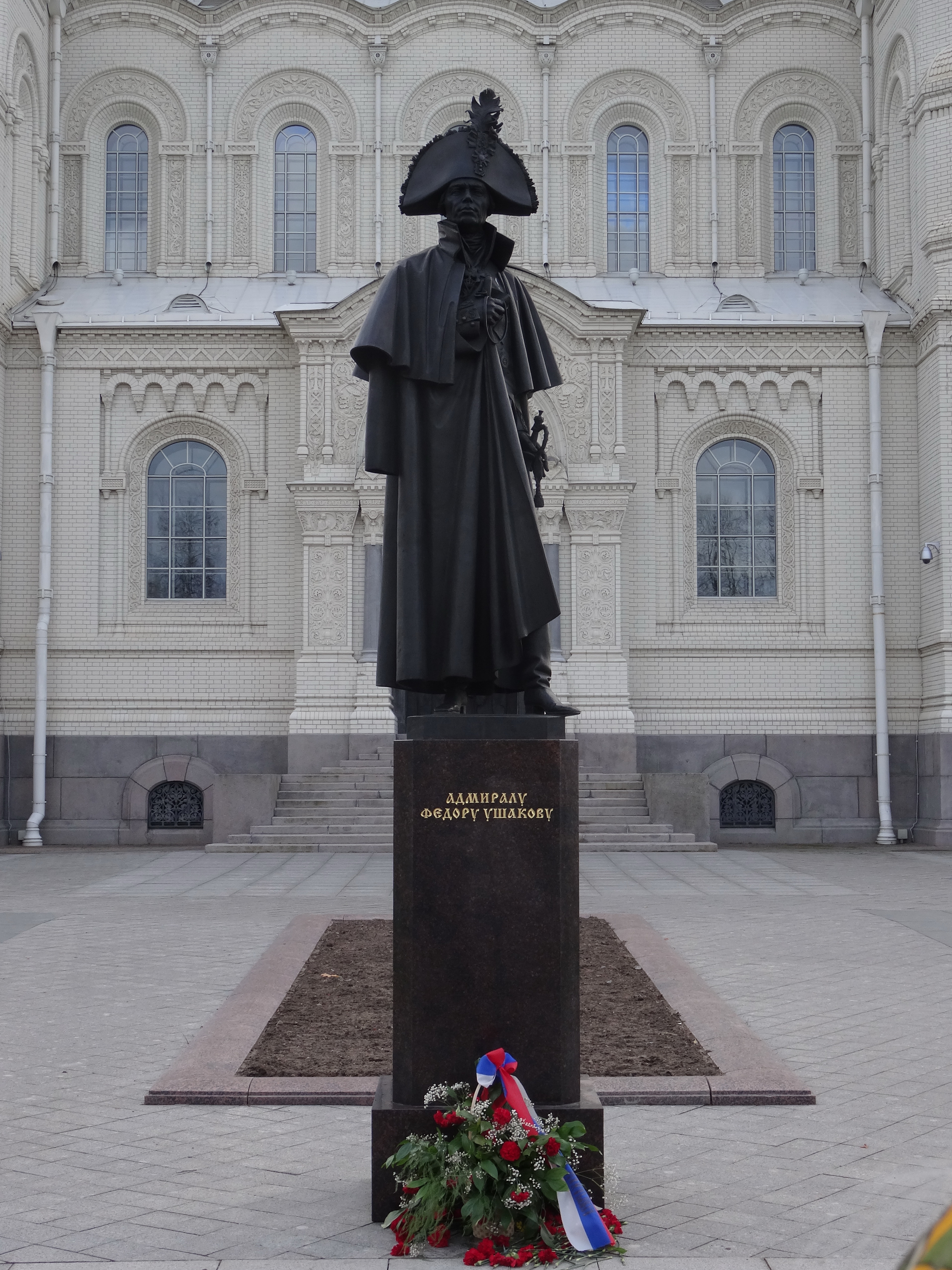 памятник адмиралу ушакову в кронштадте. памятник адмиралу федору ушакову. памятник ф.