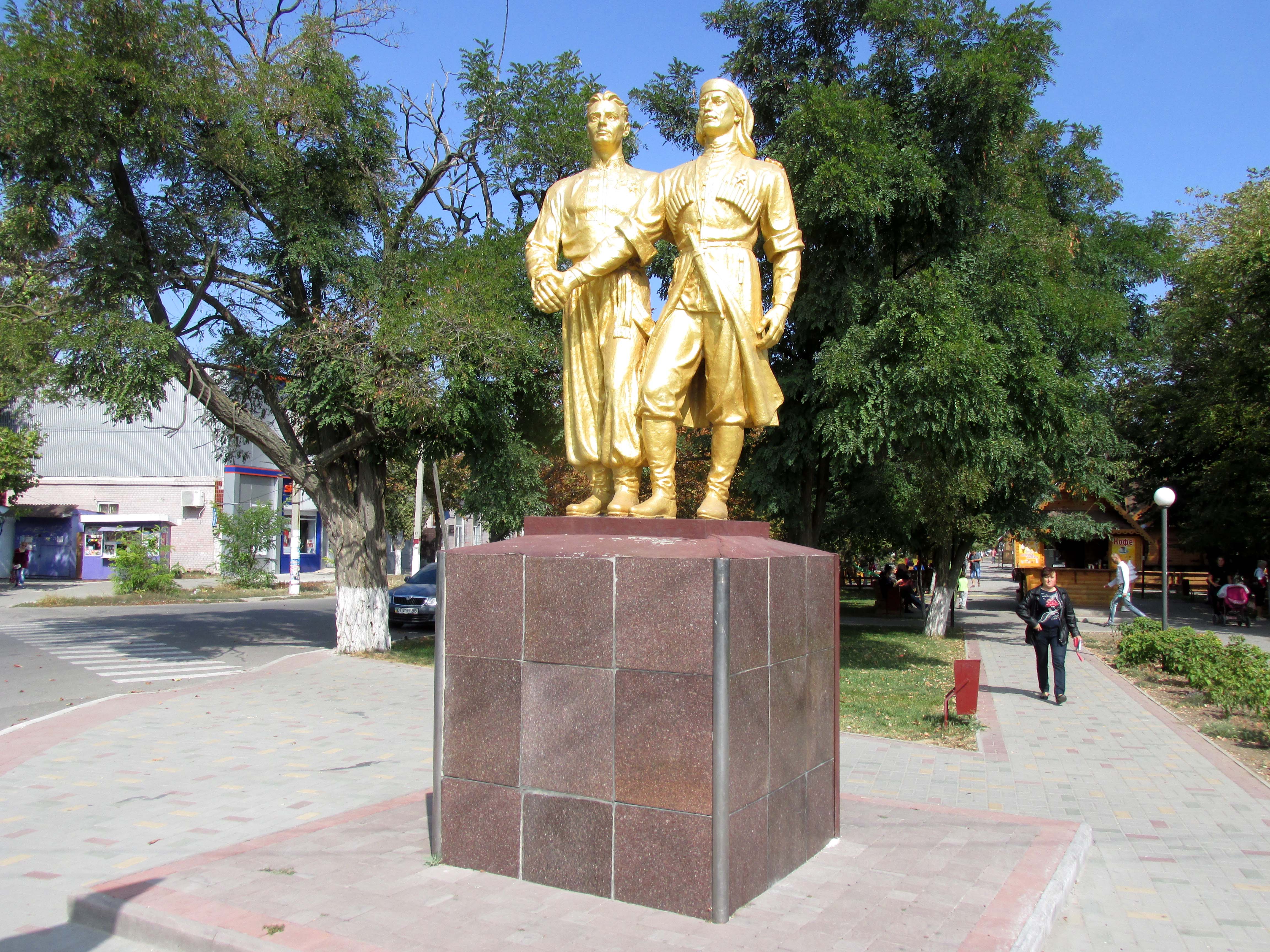 Геническ херсонская область. Город Геническ Украина. Памятники Геническа. Город Геническ Херсонская область. Геническ Махарадзе . Памятник ..