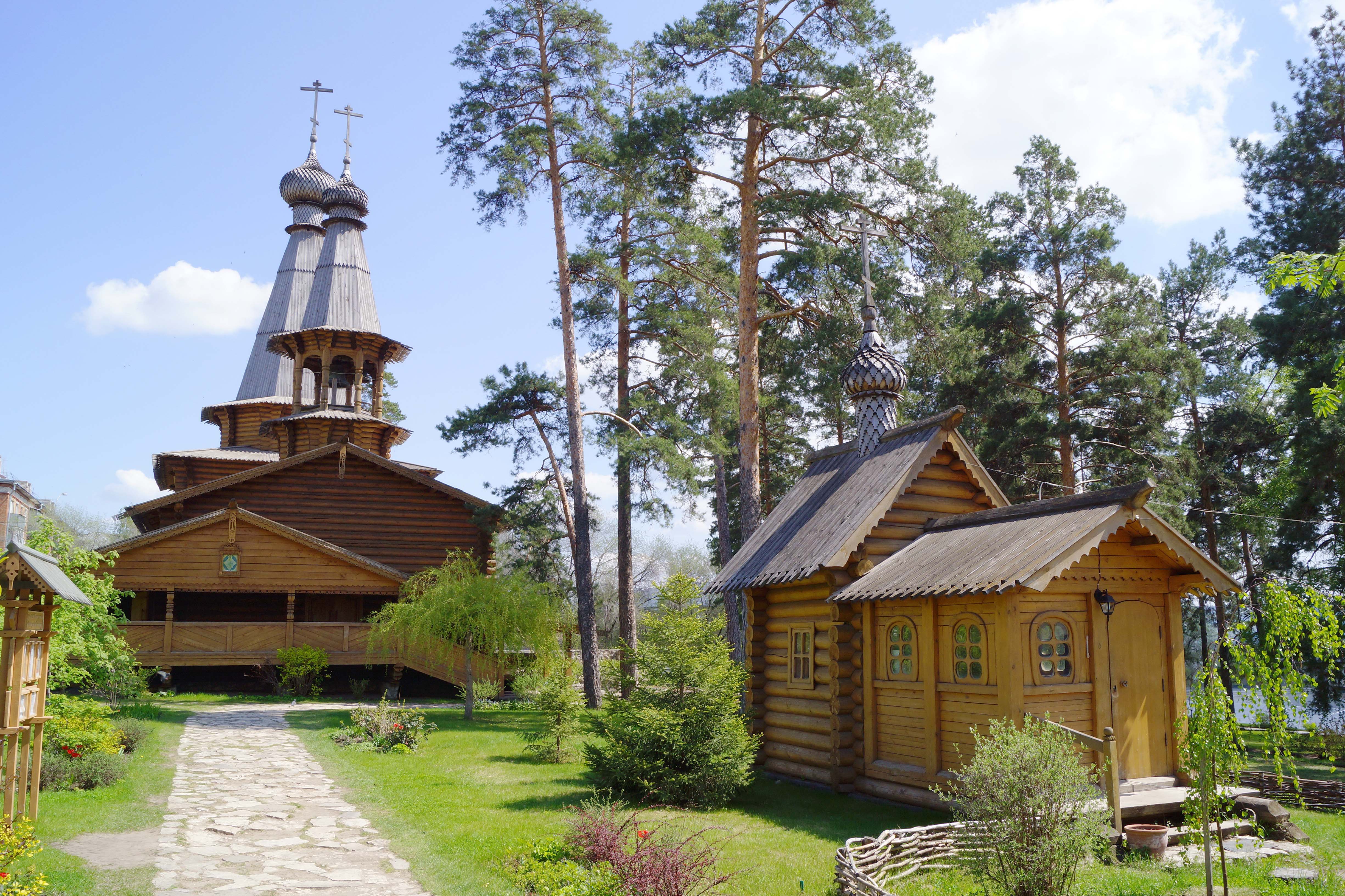 Погода в поселке самарский. Посёлок Прибрежный Самарская. Храм в Прибрежном Самарская область. Поселок Прибрежный Самара. Храм новомучеников Прибрежный.