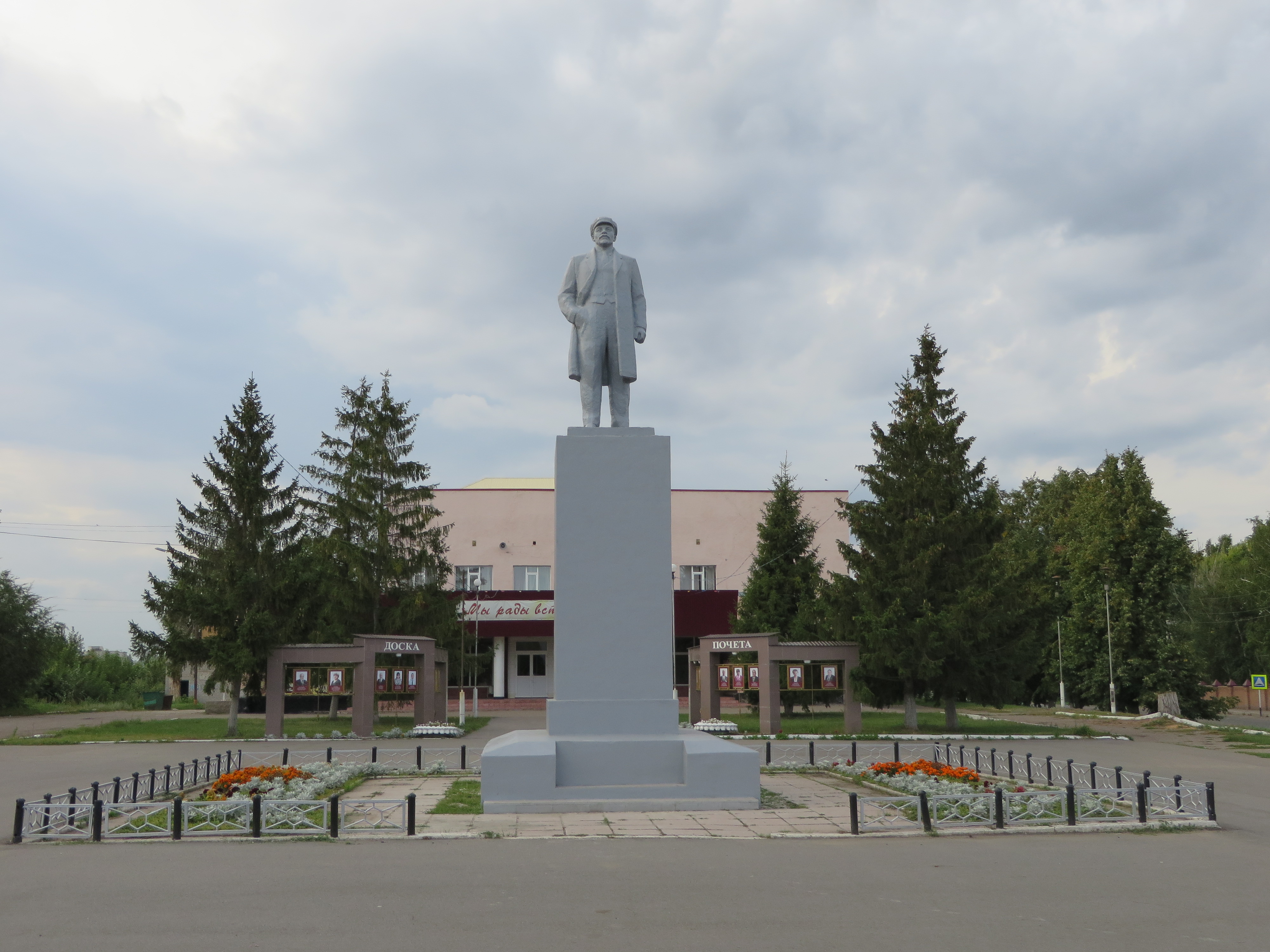 Чердаклы ульяновская область. Памятник Ленину Чердаклы. Памятник Ленину в Ульяновской области Чердаклинский район. Чердаклы площадь Ленина. Ульяновская область Чердаклинский район р.п Чердаклы.