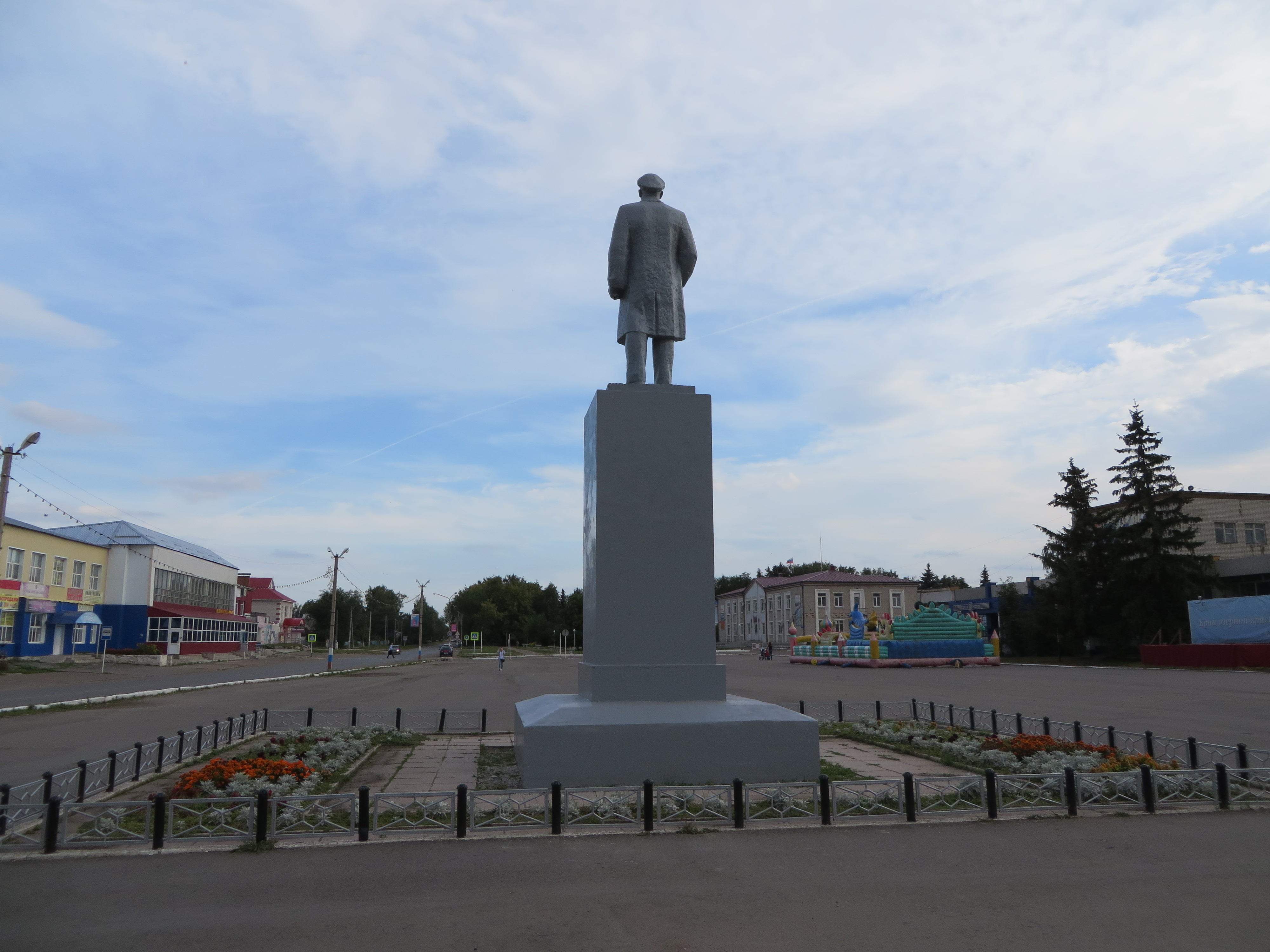 Чердаклы ульяновская область. Памятник в Чердаклах. Памятники в Чердаклах Ульяновской области. Чердаклы достопримечательности. Универмаг Чердаклы.