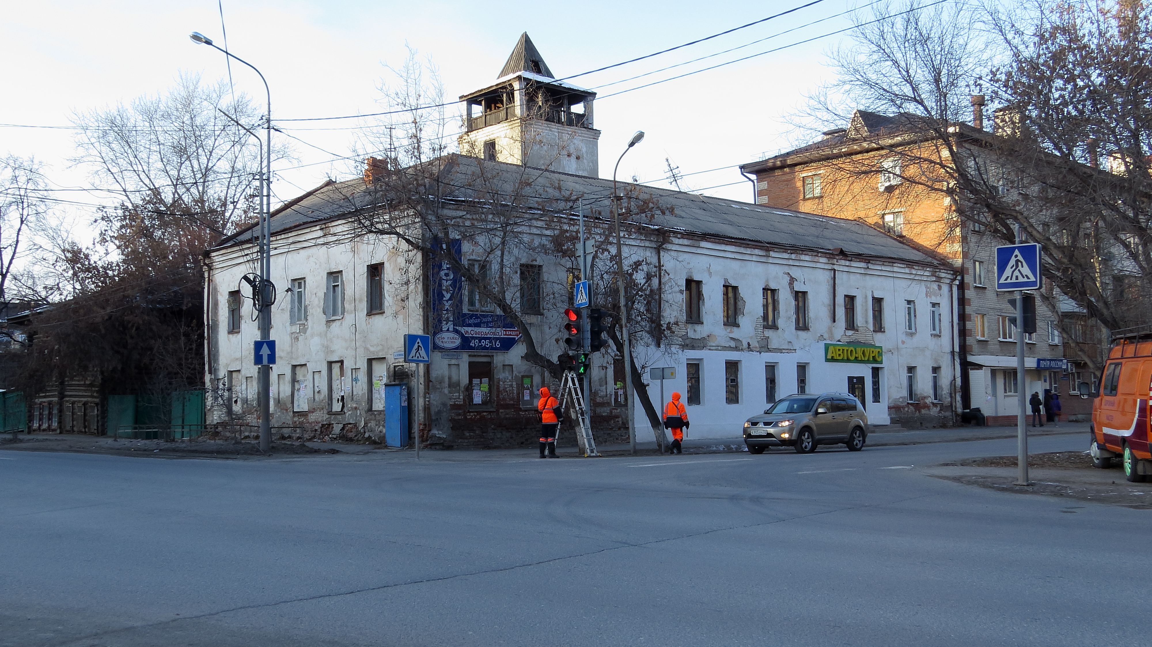 Тюмень 35. Пожарная каланча Тюмень. Пожарная каланча Тюмень Осипенко 35. Пожарная каланча белая башня Тюмень. Пожарная каланча на улице Осипенко..