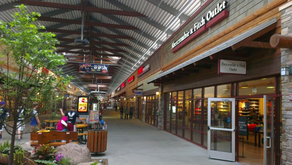 Outlets at the Dells Lake Delton (English)
