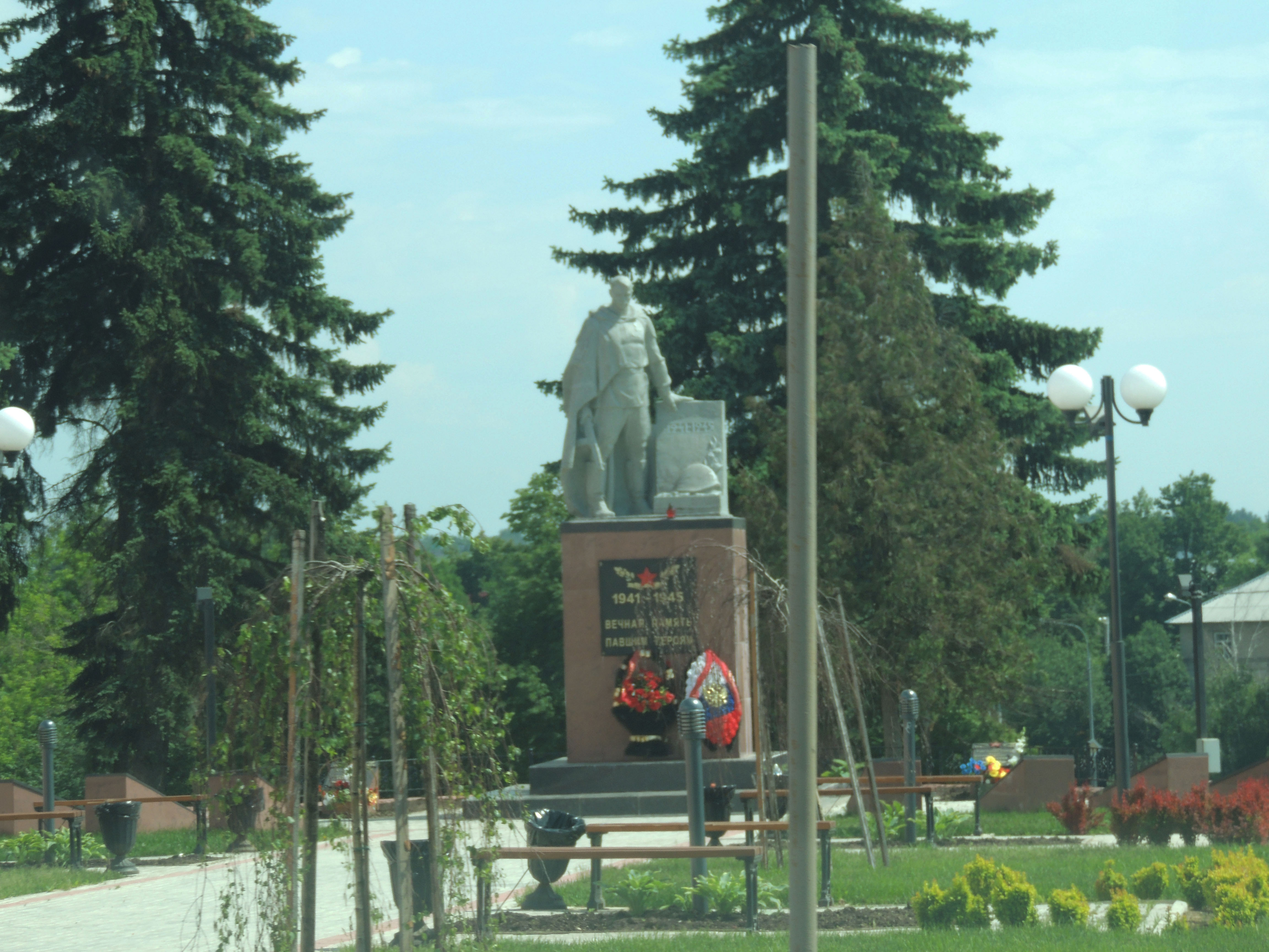 Поселок ленинский московская. Поселок Володарского памятник. Посёлок Володарского Московская область памятники. Обелиск посёлок Володарский. Посёлок Володарского Ленинский район Московская область.