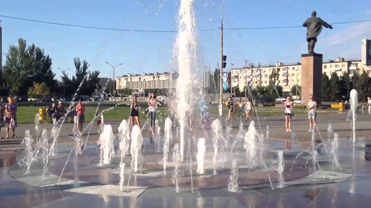 Г волжск волжский. Парк Волжский площадь Ленина. Фонтаны Волжского Волгоградской области. В Волжском на площади Ленина фонтаны. ПКИО Волжский фонтаны.