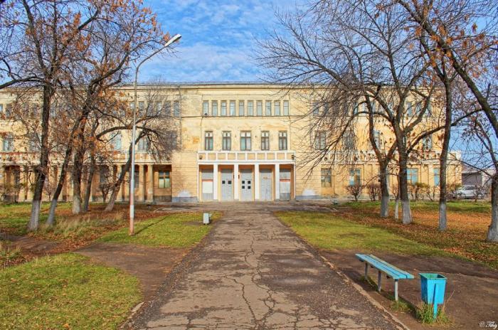 Фото энгельса 1. Гарнизонный дом офицеров Энгельс. Дом офицеров красной армии Энгельс. Таицкий гарнизонный дом офицеров. Дом офицеров в Энгельсе фото.