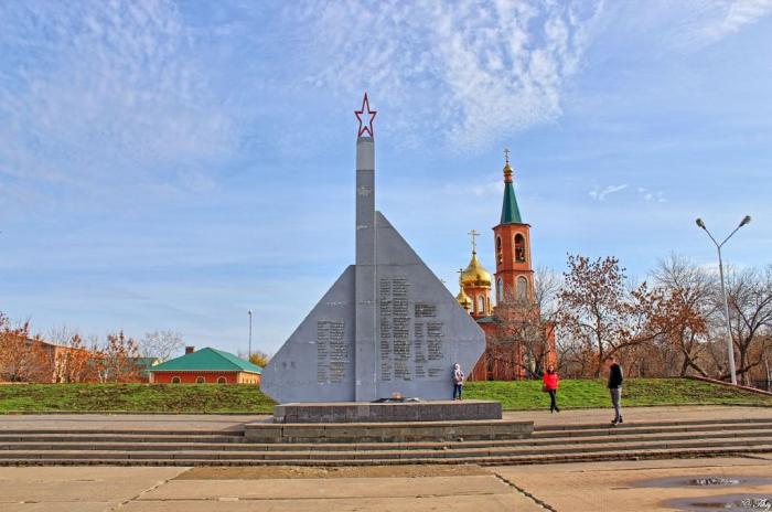 Про энгельс. Стела Энгельс вечный огонь. Энгельс Чурочный городок. Энегель крепость наши дни. Истейен Энгельс.