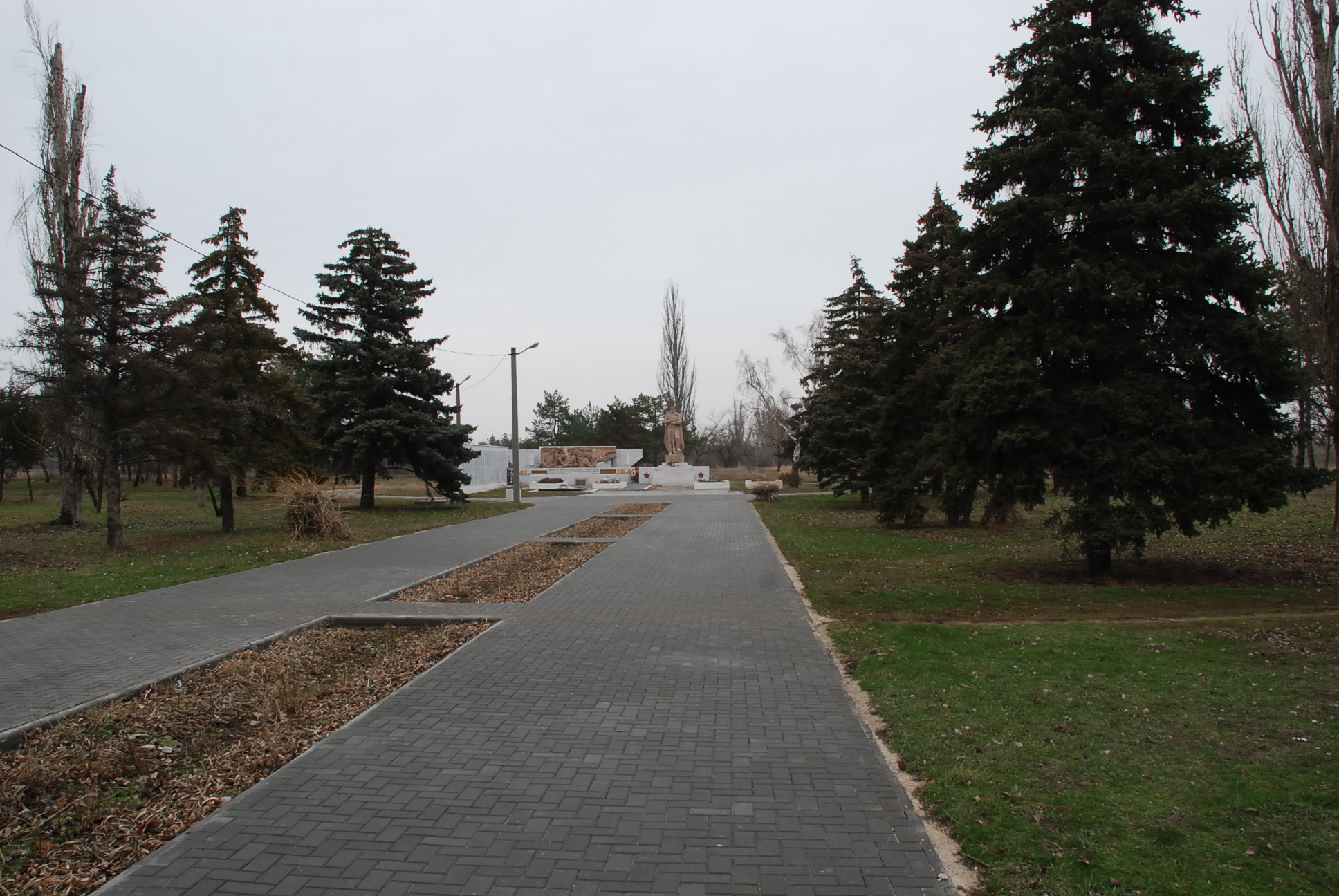 Армянск крым. Парк города Армянск. Армянск парк Победы. Армянск Братская могила парк Победы. Армянск сквер.