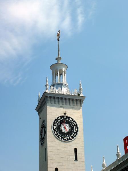 Который час в сочи. Башня вокзала Сочи. ЖД вокзал Сочи башня. Сочи вокзал башня с часами. Башня вокзала часы Сочи.
