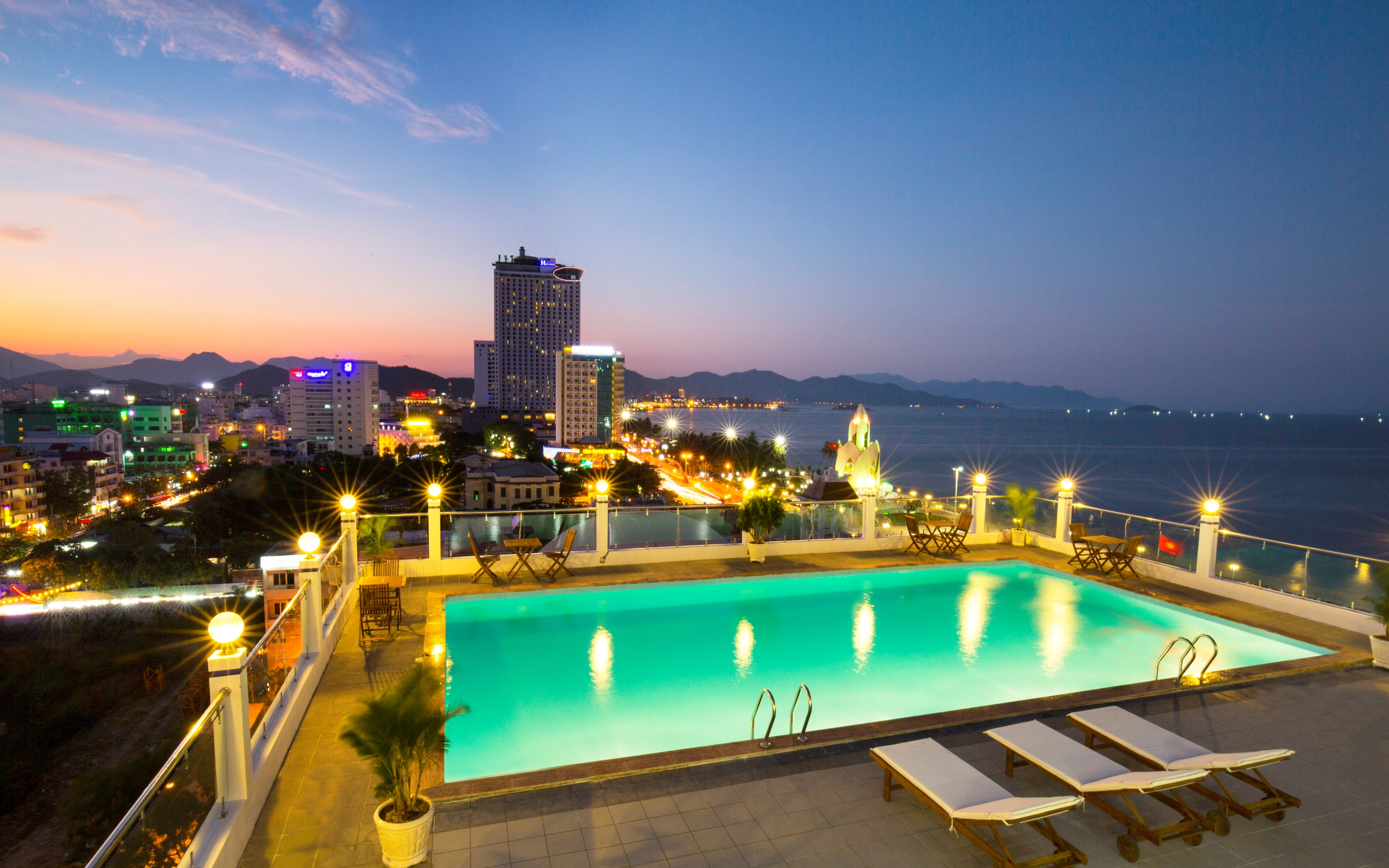 Nha trang lodge hotel 4 нячанг. Light hotel. The light hotel resort 4 нячанг фото. отели нячанг первая линия. ансил happy light.