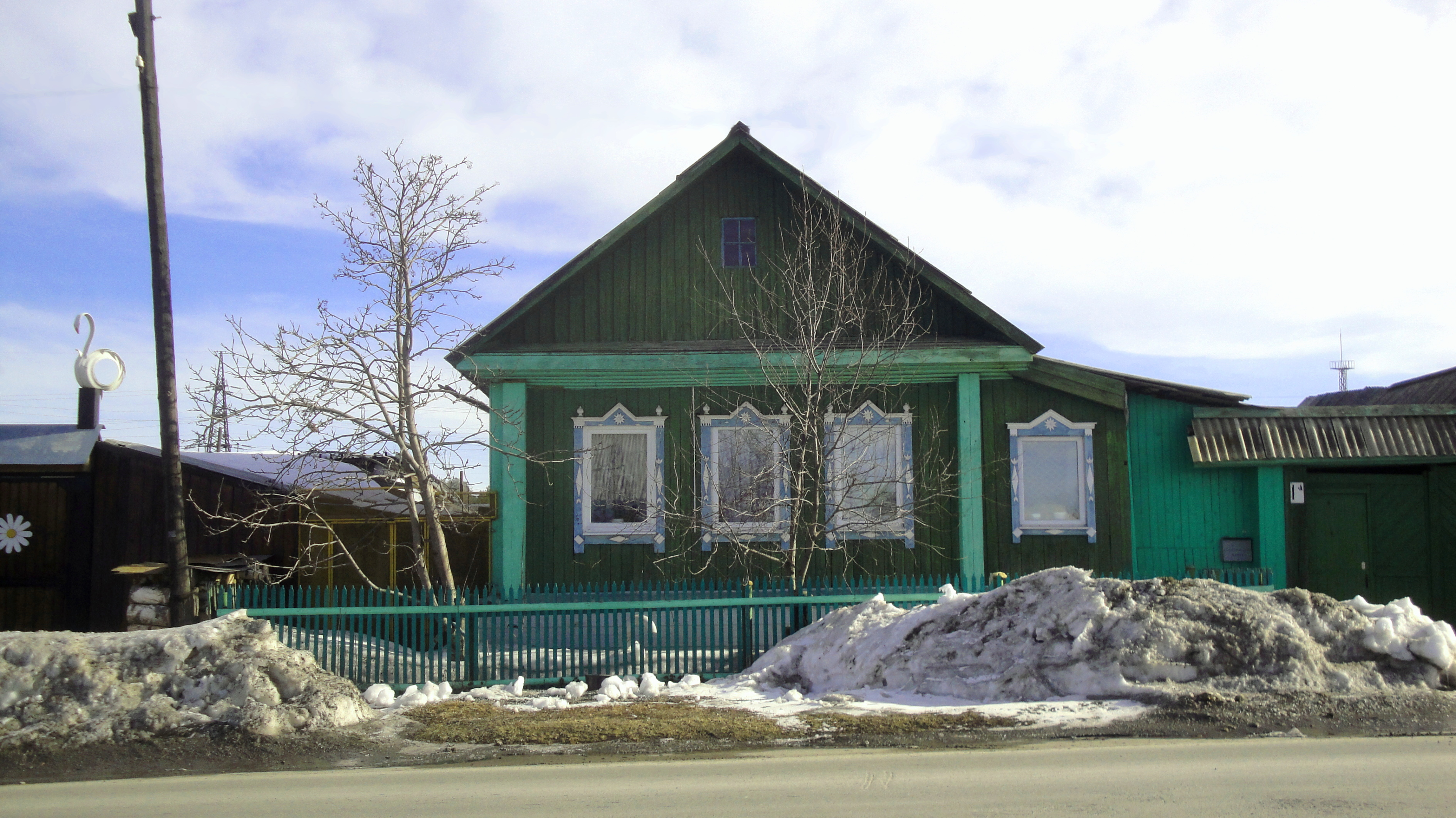 Улица мира в городе Карпинске