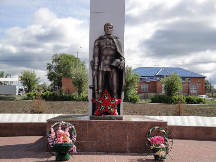 Едим карпинск. Карпинск площадь славы. Мемориал славы Карпинск. Достопримечательность Карпинск площадь славы. Карпинск памятники города.