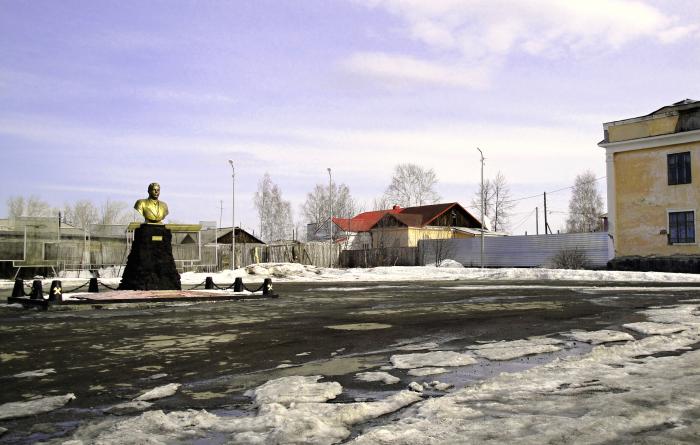 Юла карпинск свердловская область. Карпинск 2005 площадь. Площадь Вахрушева Карпинск. Архив города Карпинска. Карпинск вид сверху.