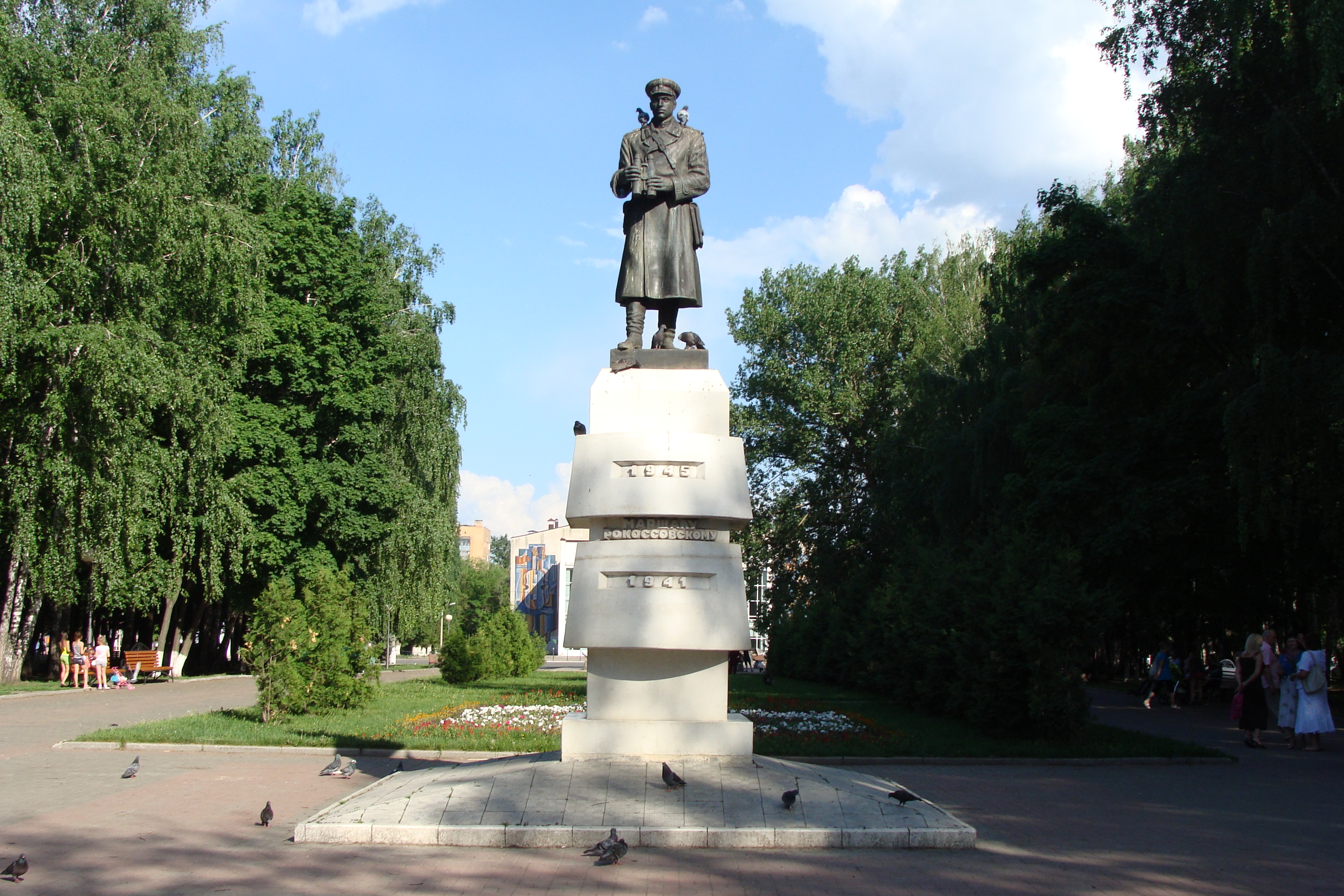 Памятники в курске. Памятник Рокоссовскому в Курске. Парк Рокоссовского Курск. Памятник маршалу Рокоссовскому в Курске. Памятник маршалу Рокоссовскому к. к. в кусркке.