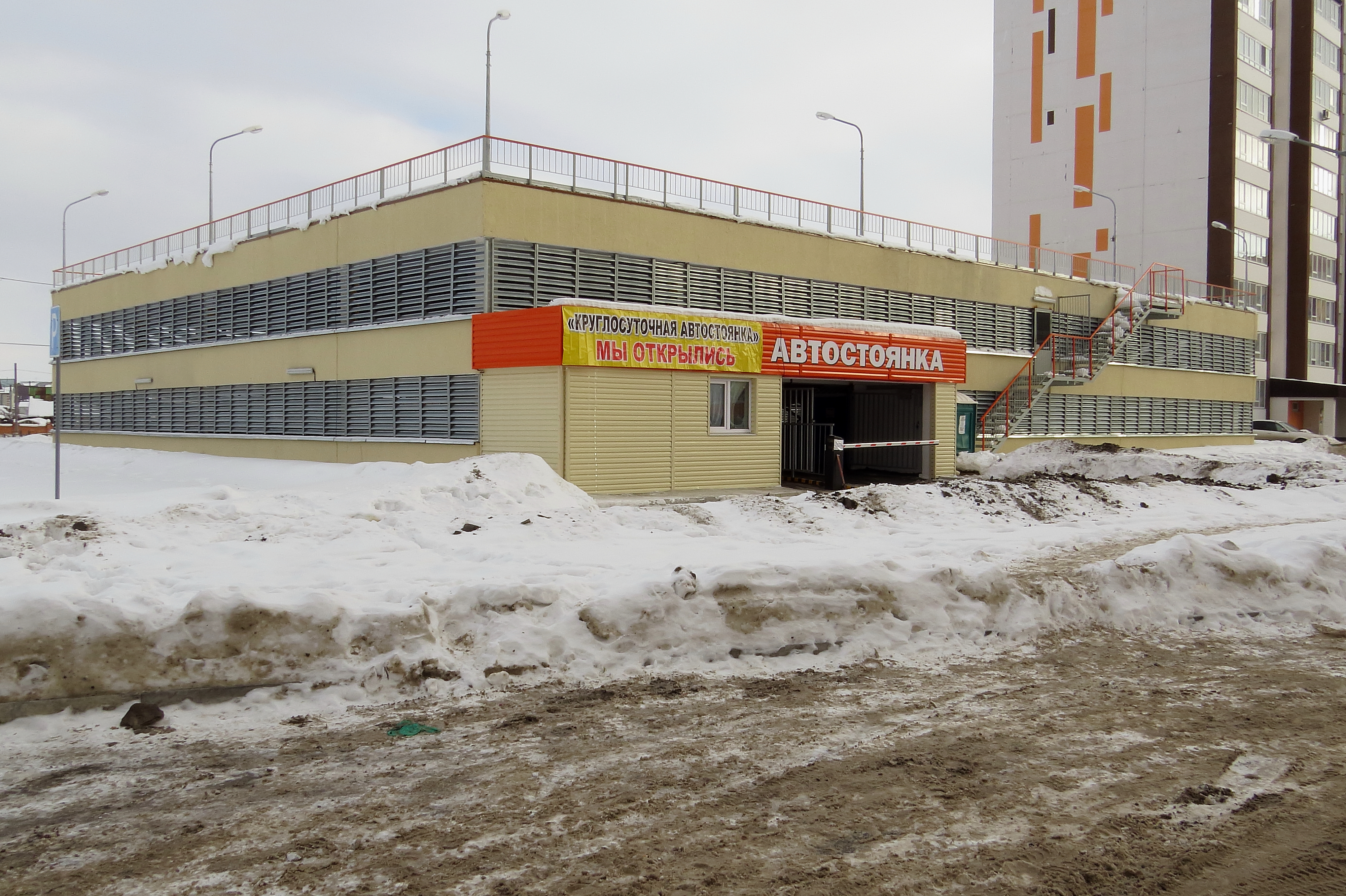 Снять паркинг тюмень. Шиномонтаж Западносибирская Тюмень. Парковка Тюмень Солнечный 4 этаж. Тюмень, Западносибирская ул, 10. Паркинг сердце Сибири Тюмень.