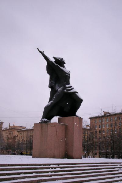 Комсомолы в санкт петербурге. Памятник комсомолу СПБ. Памятник на Комсомольской площади в Санкт-Петербурге. Памятник комсомольцу на проспекте Стачек. Памятник героическому комсомолу на Комсомольской площади.