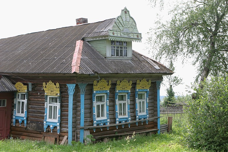 Дома в деревне под москвой. Русская изба Ярославская область. Деревня Остеево Ярославль. Деревня Куклино Ярославская область Борисоглебский район. Деревня Мокеево Некрасовский район Ярославская область.