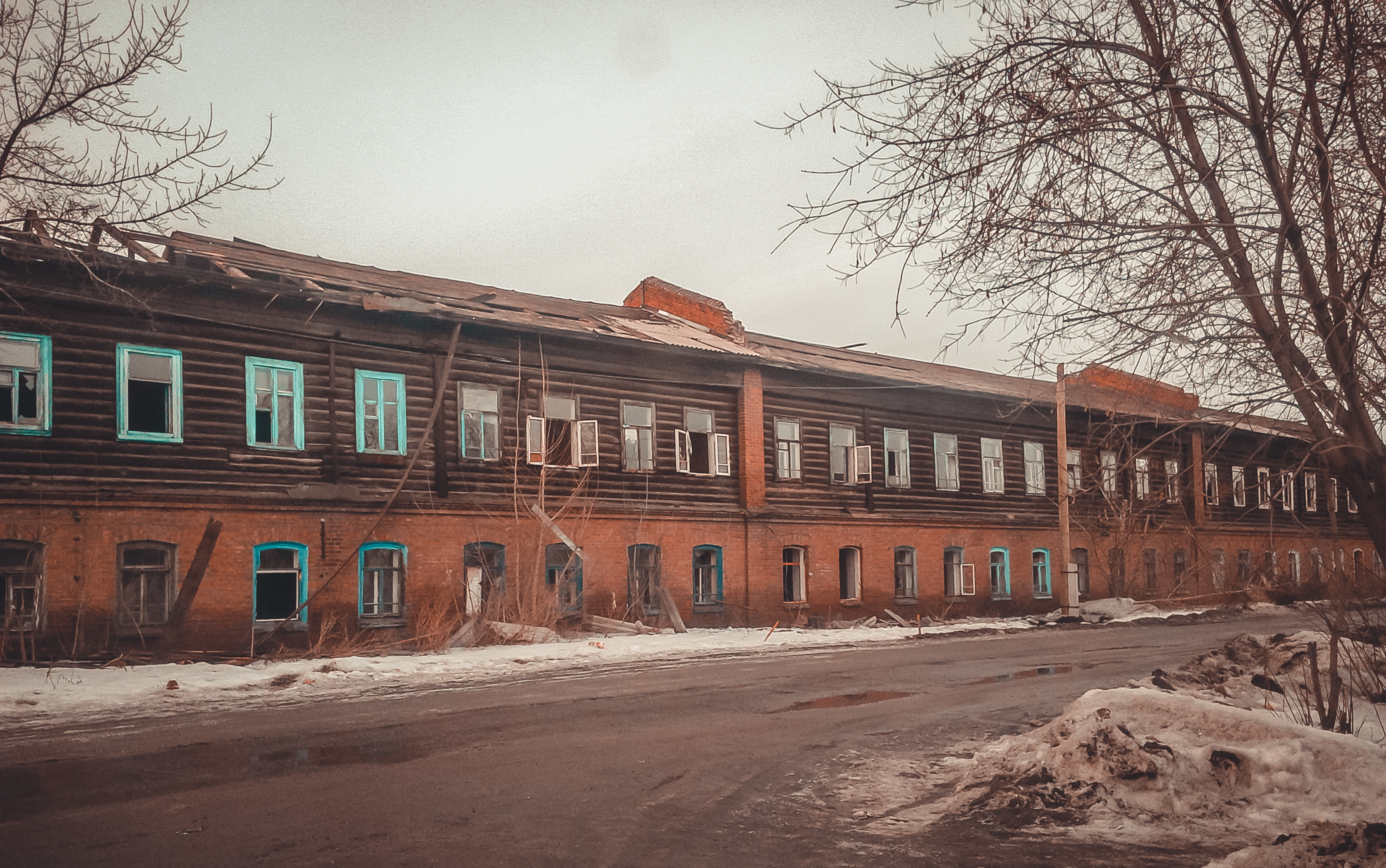 Стены барака. Омск бараки. Барак на улице граничной Омск. Омск городок Водников бараки. Барак деревянный Омск.