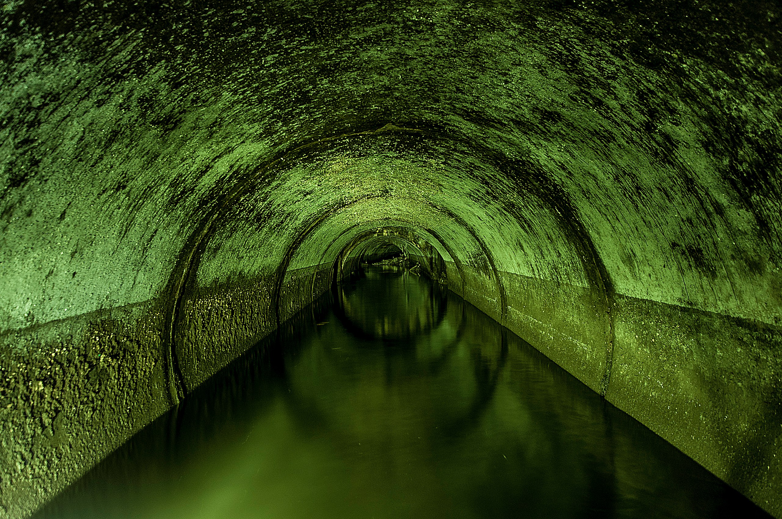 Коллектор петербург. Подземные реки Санкт-Петербурга. Коллектор подземный. Подземная канализация. Канализационный коллектор.