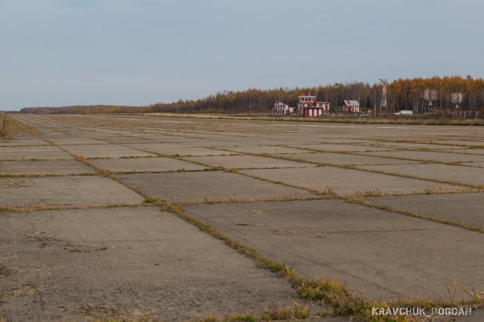 База пуста. Взлетно посадочная полоса бетонка. ВПП бетонка. Взлётной посадочная полоса из ПАГ-14. Аэродром плиты.