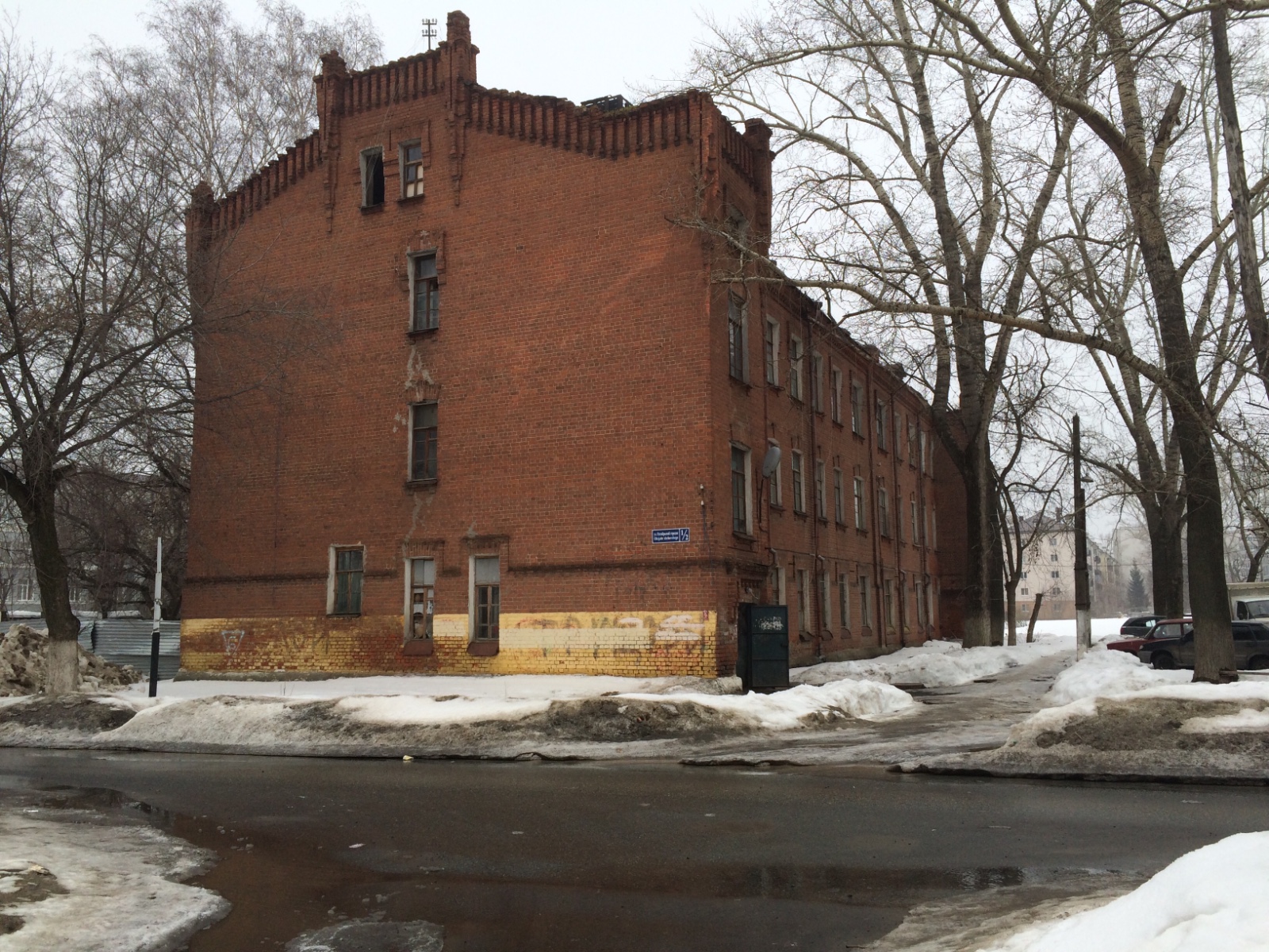 Аварийная коммуналка. Октябрьский городок. Октябрьские казармы в Москве. Октябрьский городок красное село. Снесли дом в военном Городке в Царицыно.