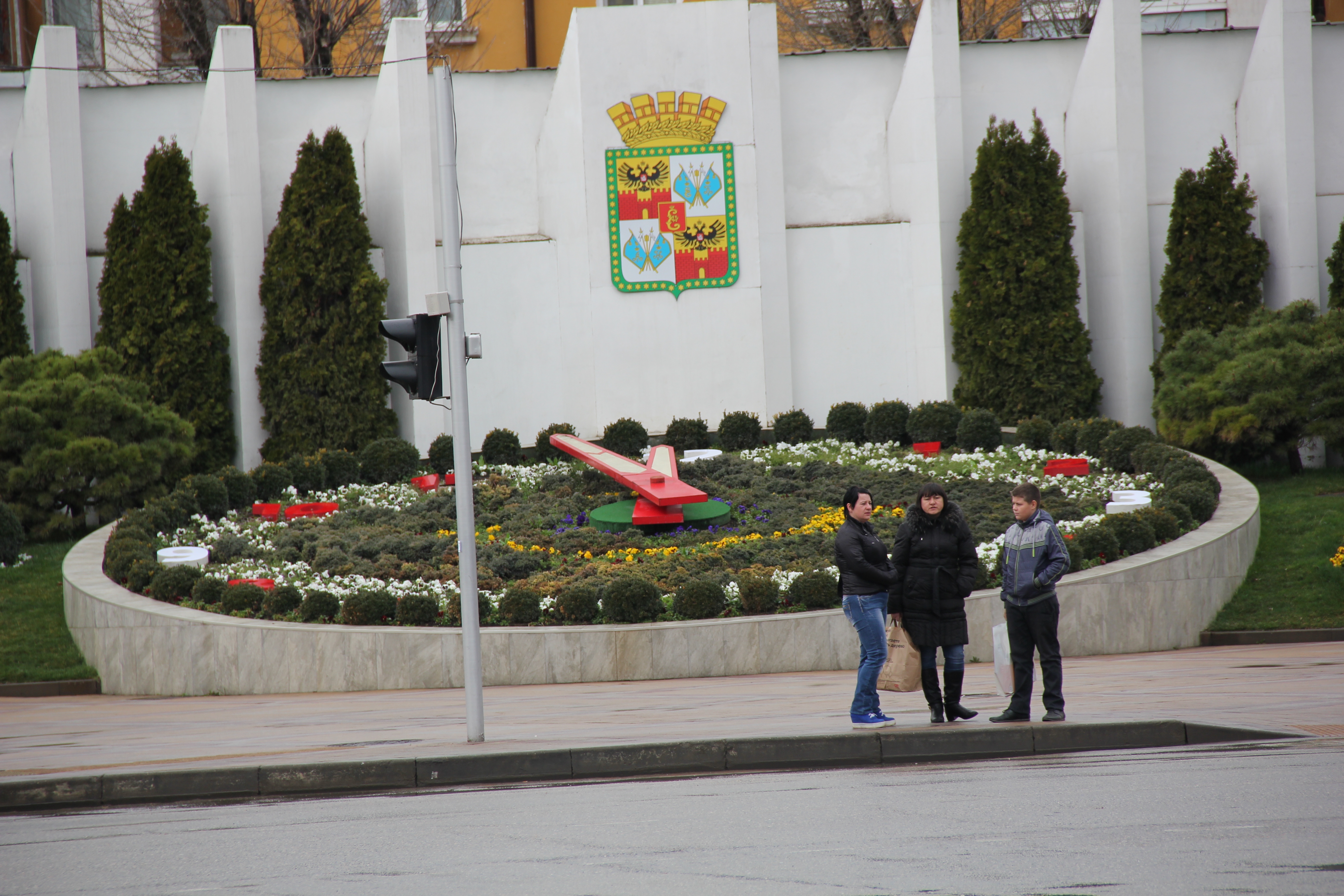 Краснодарский час. Памятник цветочные часы в Краснодаре. Краснодар цветочные клумбы. Цветочные часы на красной Краснодар. Цветочные часы на улице красной Краснодар.