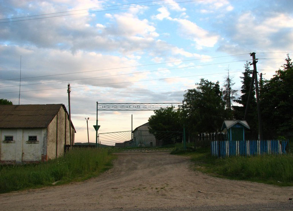 Село луганское. Село Турятка. Заброшенные тракторные бригады. Поляна (Глыбокский район). Село Турятка Глыбокского района.