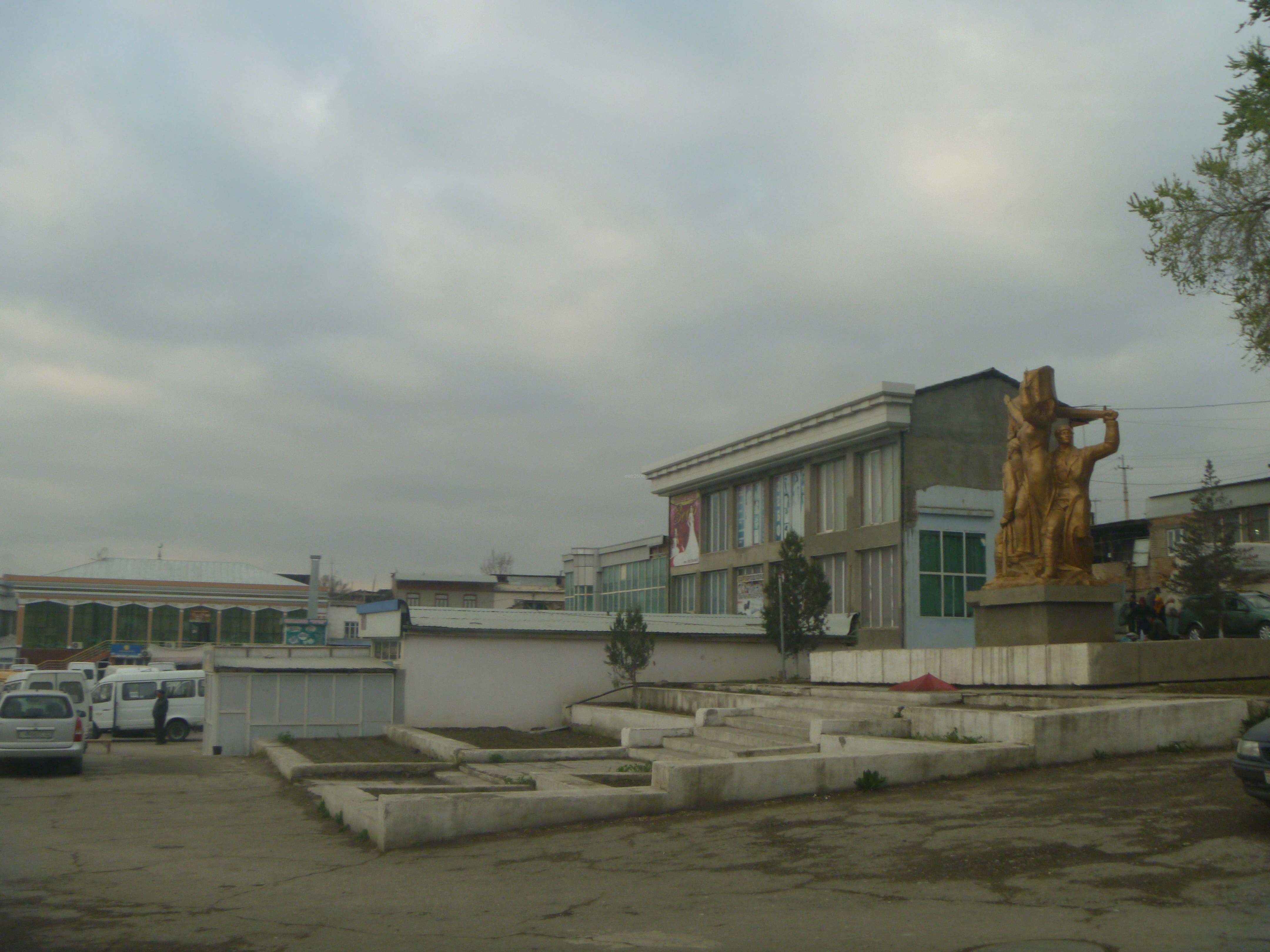 Купить исфара. Автовокзал город Исфара. Автовокзал город Исфара СССР. Исфара город 1950. Город Исфара Таджикистан.