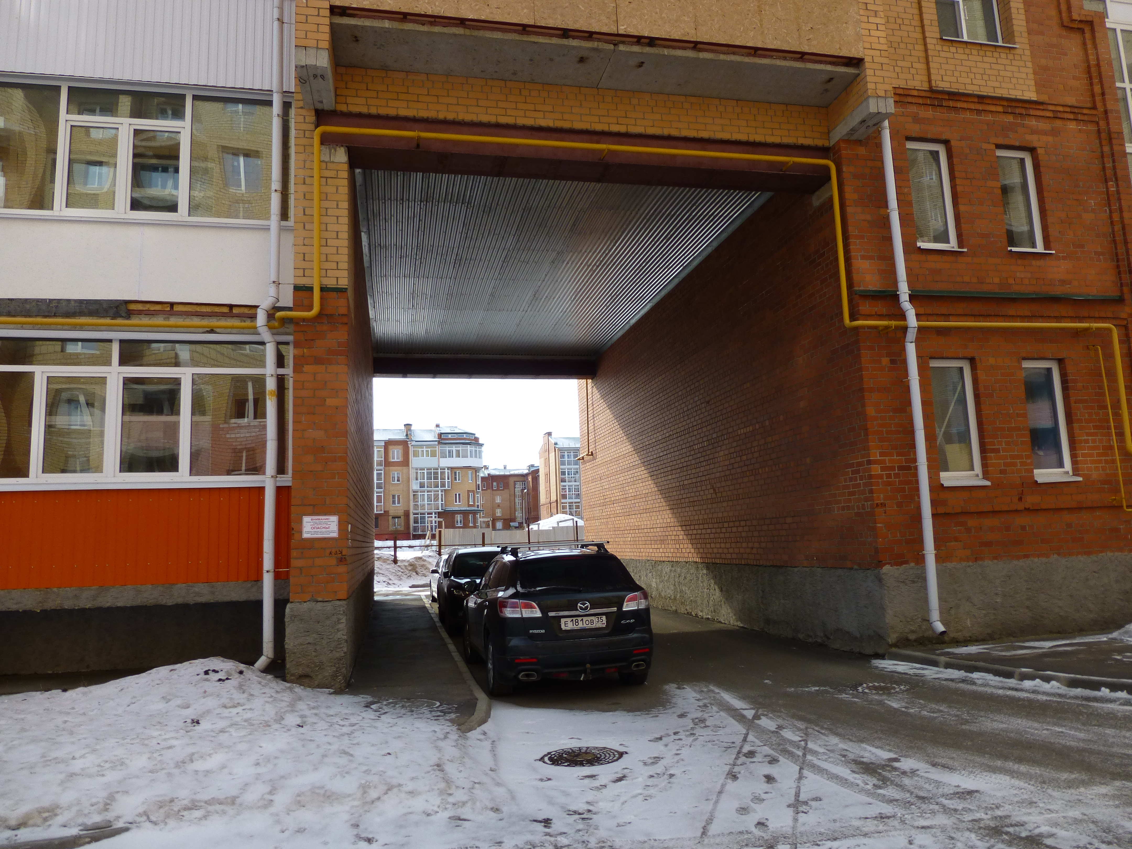 Шлагбаум на придомовой территории. Проезд во двор дома. Разметка для пожарных машин. Движение во дворах и жилых зонах. 5.