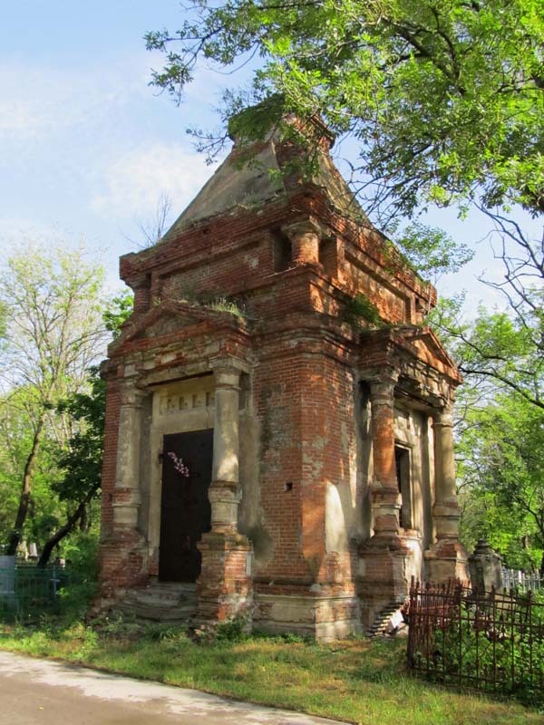 Склеп часовни. Старое кладбище Таганрога склепы. Таганрог склепы. Старое кладбище Таганрог часовня склеп. Храм на кладбище Таганрог.