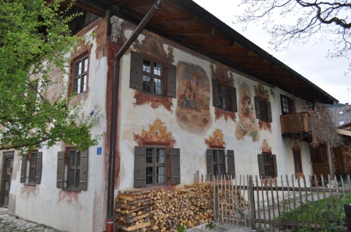 Краска для росписи фасада. Дом иуды. Что такое дом иуды. Дом иуды. Солох аул музей кошмана.