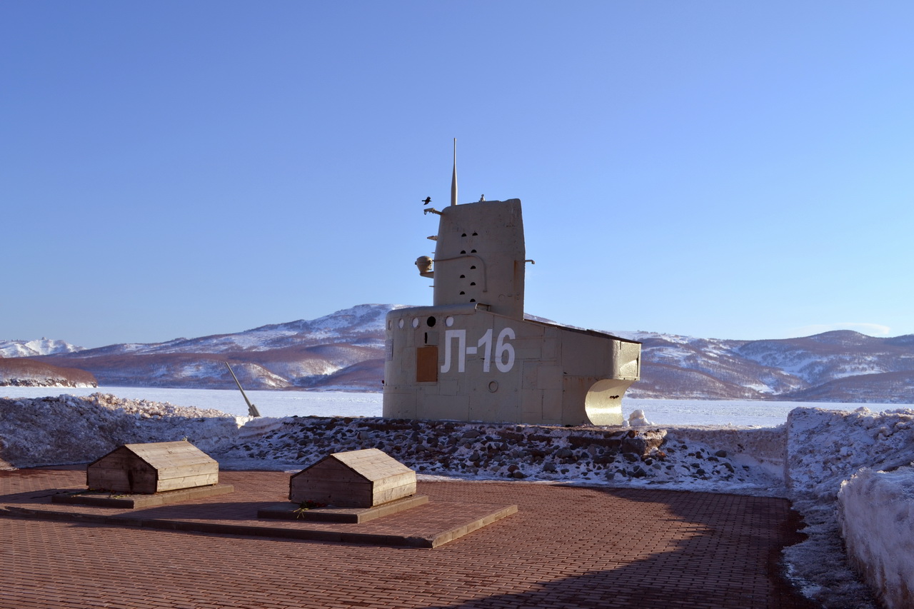 Л 16. Памятники Вилючинск Рыбачий. Вилючинск памятник подводникам. Памятник л 16 в Вилючинске.