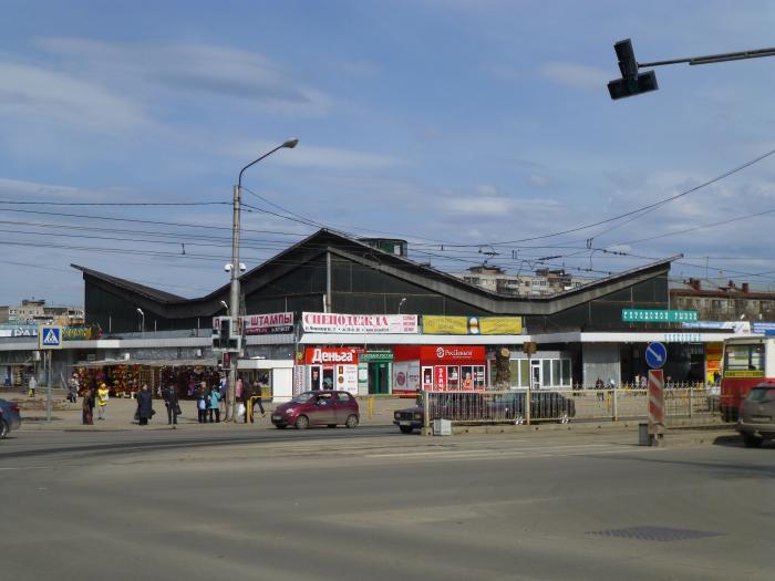 Рынок череповец. Городской рынок Колхозный, Череповец. Рынок на Максима Горького Череповец. Центральный рынок Череповец. Здание колхозного рынка Череповца.