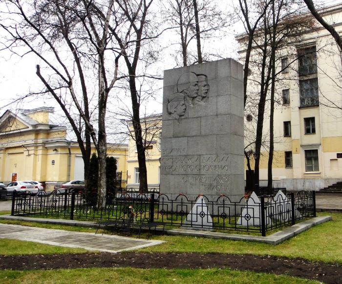 Ополчения санкт петербург. Памятник воинам Октябрьской дивизии народного ополчения. Памятник народному ополчению в СПБ. Кировский район памятники СПБ Кировской дивизии народного ополчения. Улица Садовая 52 СПБ памятник воинам народного ополчения.