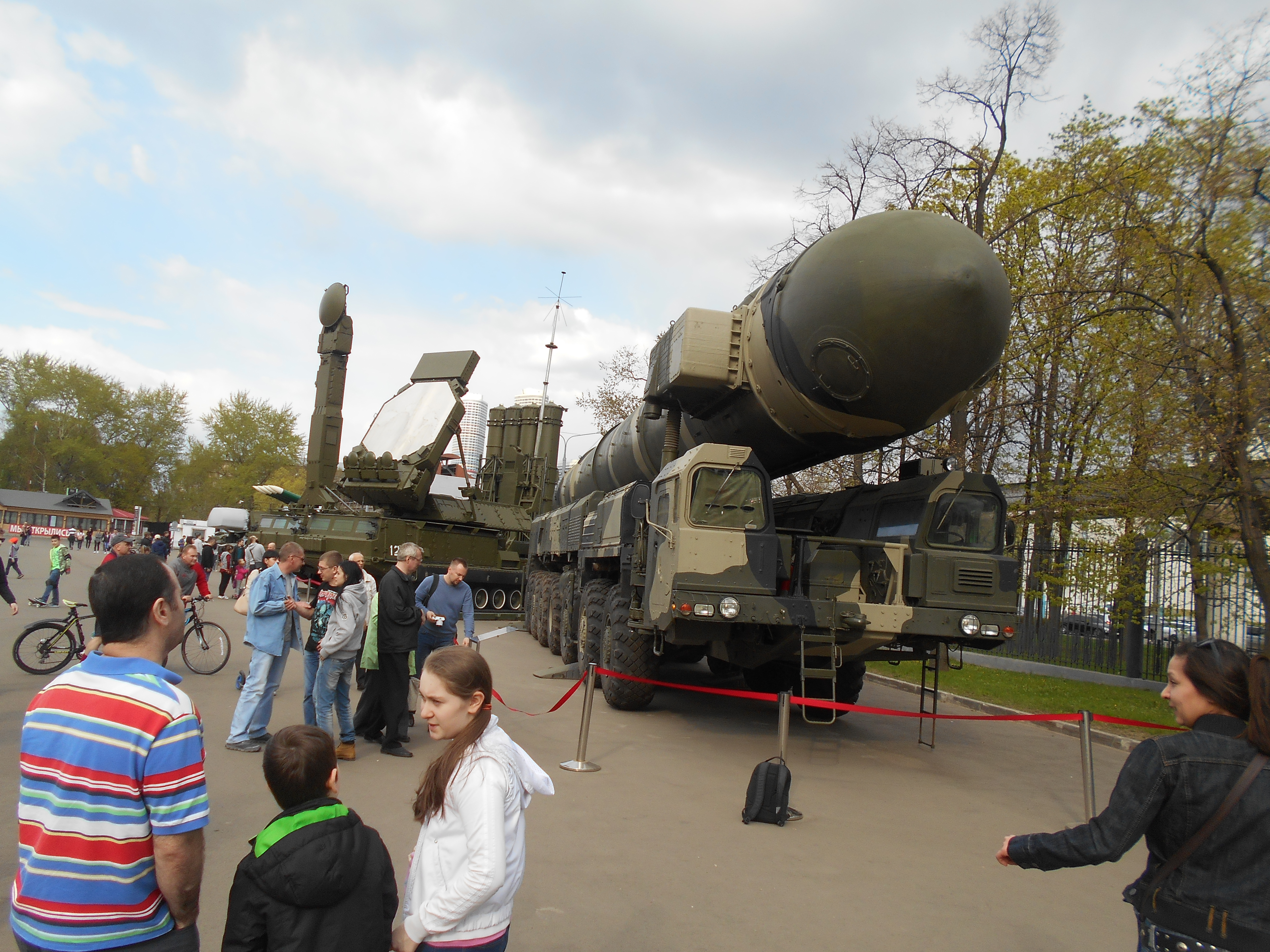 Выставка военной техники. Военная техника на ВДНХ. Музей техники ВДНХ. Военная техника на ВДНХ В Москве. Военная техника на ВДНХ где стоит.