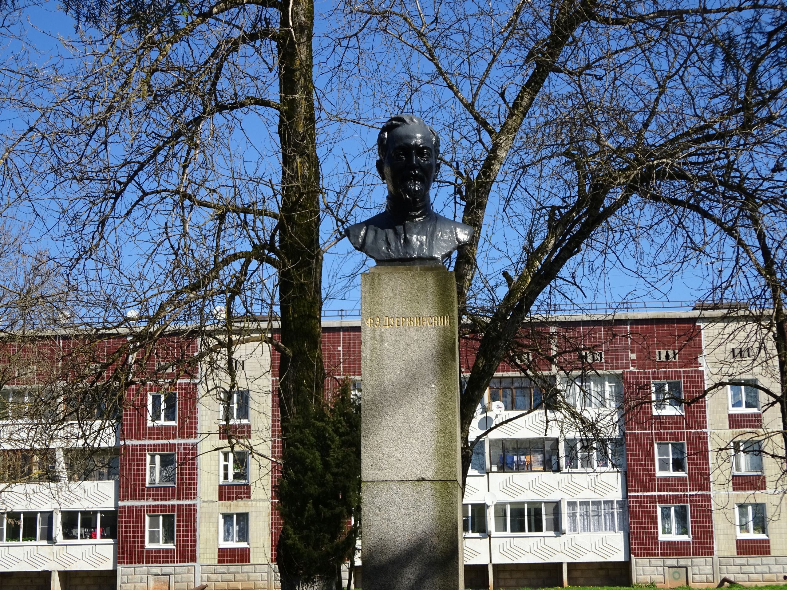 Поселок дзержинское. Ф Э Дзержинский памятник Волгодонск. Пос. Лесной Кировская обл. Памятник ф.э. Дзержинскому. Поселок им Дзержинского. Город Луга поселок Дзержинского.