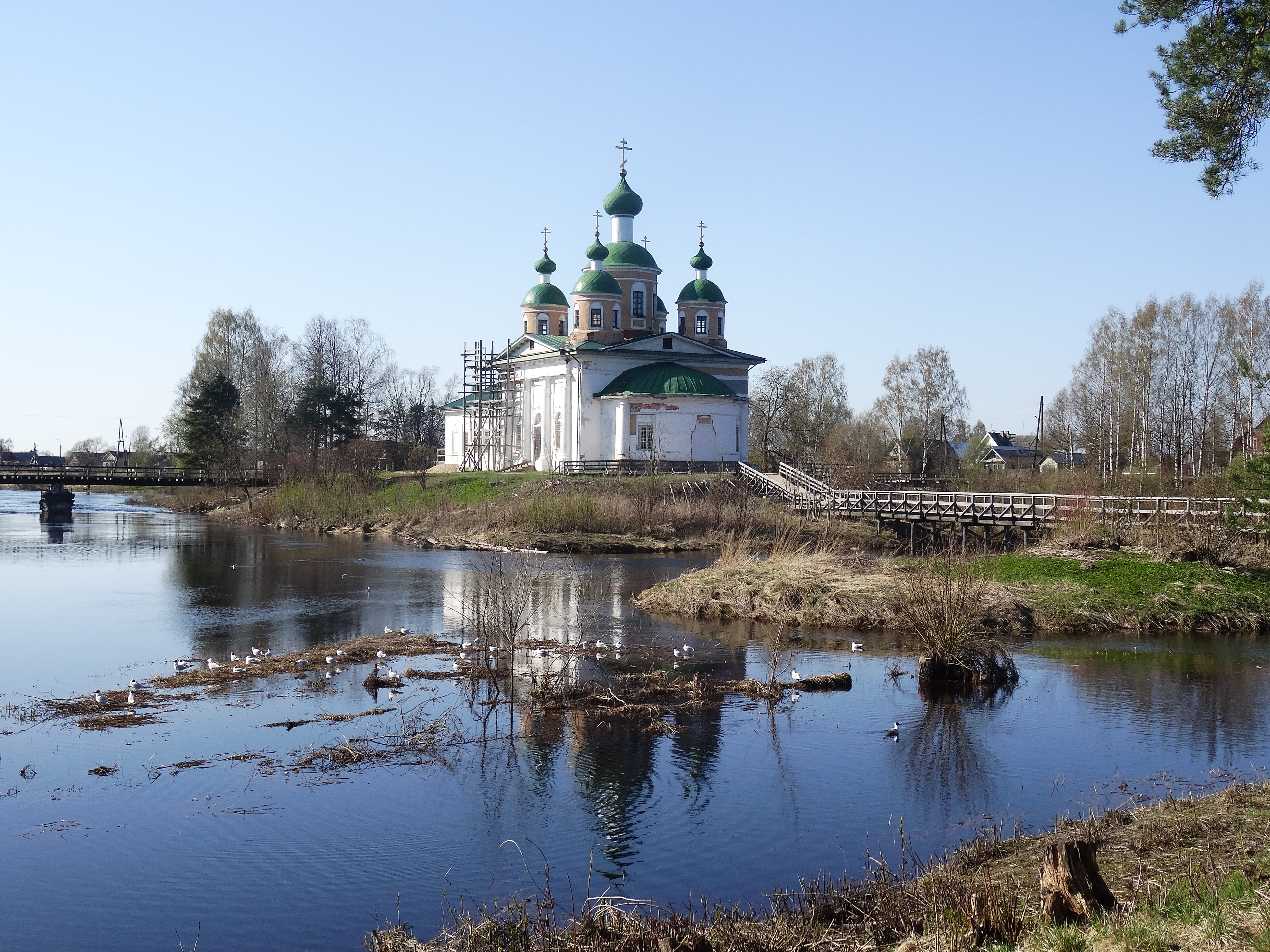 Время олонец. Олонец остров. Остров Мариам. Остров Олонец в Карелии. Храм в Олонце на острове.