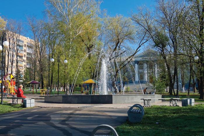 Торез донецкая. Площадь города Торез. Городской парк город Торез. Дворец пионеров Торез. Торез фото города.